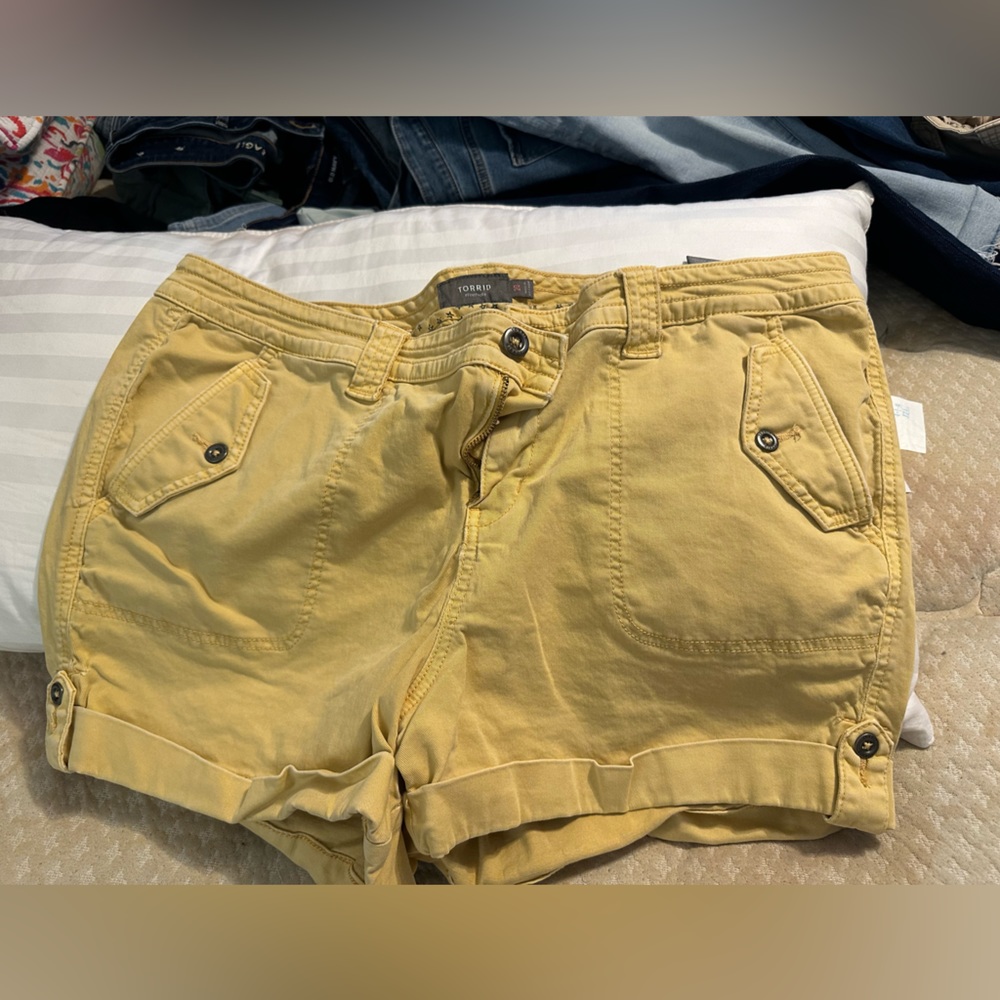 Torrid Military Twill 3.5” Shorts size 20, Yellow in EUC.